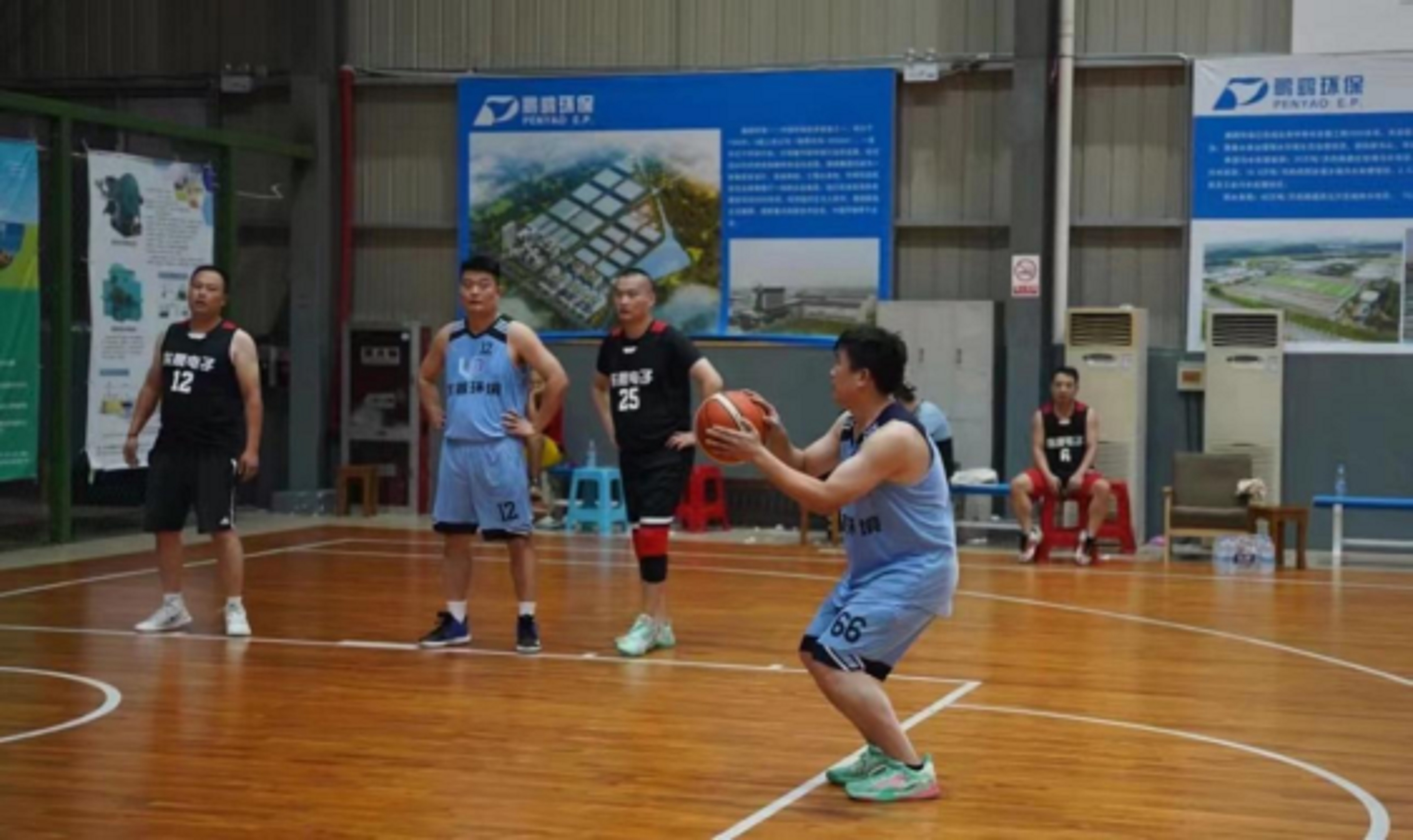 喜訊：公司籃球隊(duì)勇奪“鵬鷂”杯環(huán)保人籃球賽冠軍！(圖13)